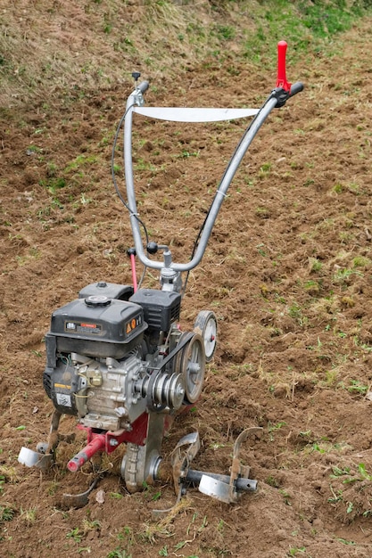 Garden tiller for field cultivating