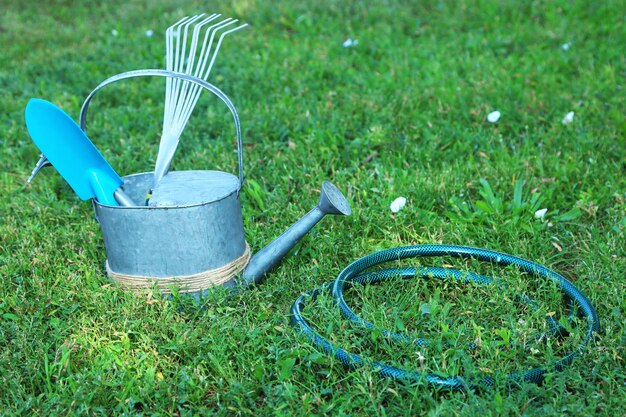 Photo garden tools on green grass background