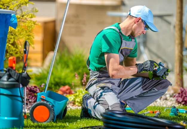 Foto tecnologie di irrigazione tecnico di sistemi di giardinaggio preparazione per l'installazione del sistema di approvvigionamento idrico