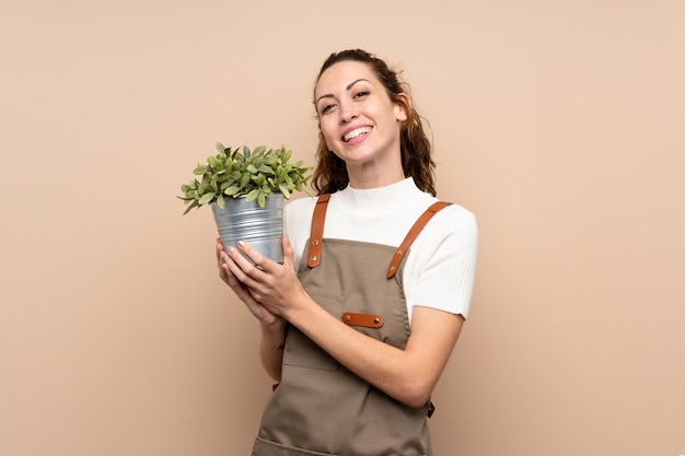 植物を保持している庭師の女性