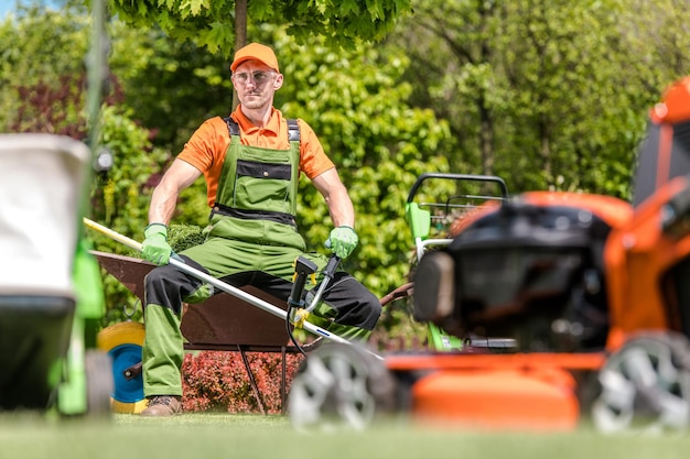 Photo gardener working in yard