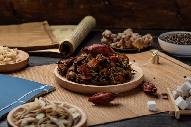 GardeniaŒOude Chinese medicijnboeken en kruiden op tafel