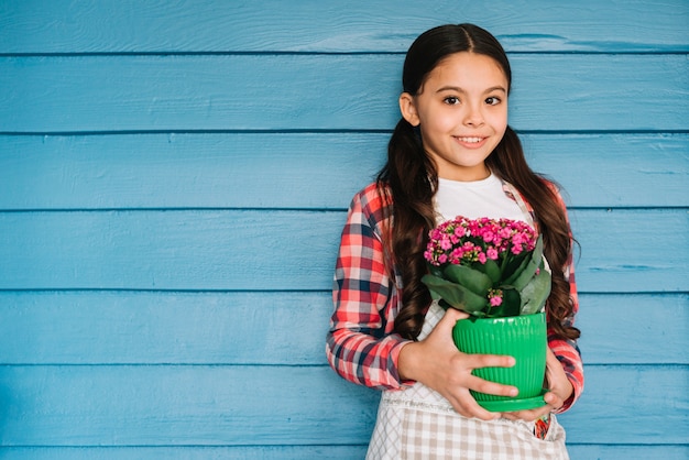 Foto concetto di giardinaggio con ragazza e pianta