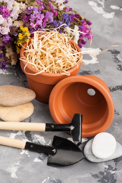 Attrezzi da giardinaggio e vasi da fiori in terracotta argilla