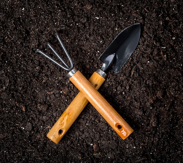 Садовые инструменты на простой почве