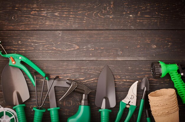 Attrezzi da giardinaggio su fondo in legno laici piatta