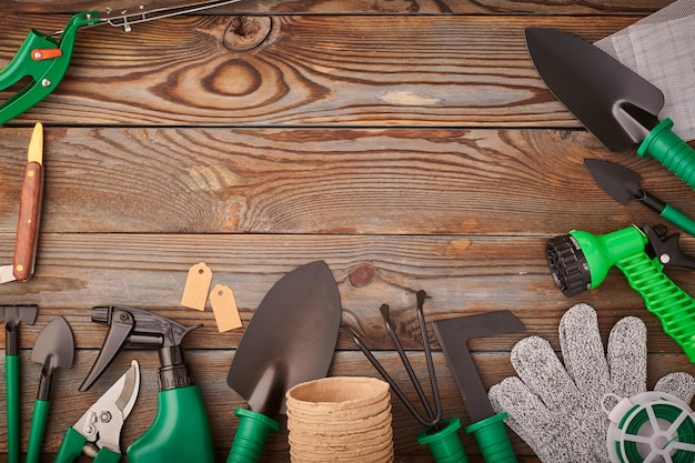 Attrezzi da giardinaggio su fondo in legno laici piatta