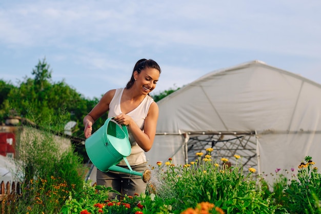 写真 庭の花に水をまくガーデニング女性