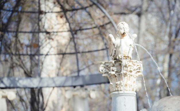 スペインにあるアランフェス市の庭園。石造りの宮殿と美しい噴水と神話の人物がいる美しい秋の風景