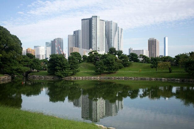 Photo the gardens of hamarikyu are a public park in ch tokyo japan located at the mouth of the sumida