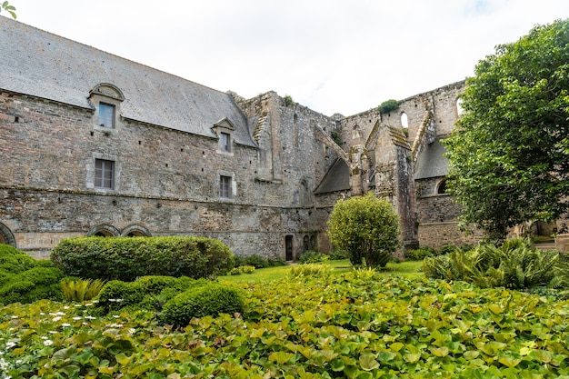 프랑스 브르타뉴 주 CÃƒâ´tes-d'Armor 부서의 Paimpol 마을에 있는 Abbaye de Beauport 내부의 정원. 프랑스