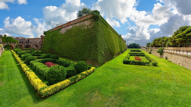 스페인 바르셀로나에서 같은 이름의 언덕에 있는 몬주익 성곽의 정원과 벽