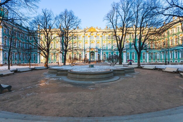 サンクトペテルブルクの冬宮殿の庭園