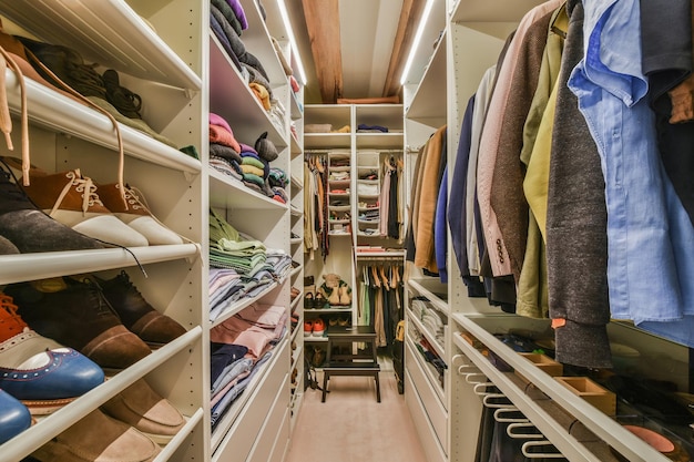 Garderobe in lichte kleedkamer thuis