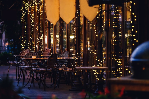 Garland nachtverlichting buiten café.