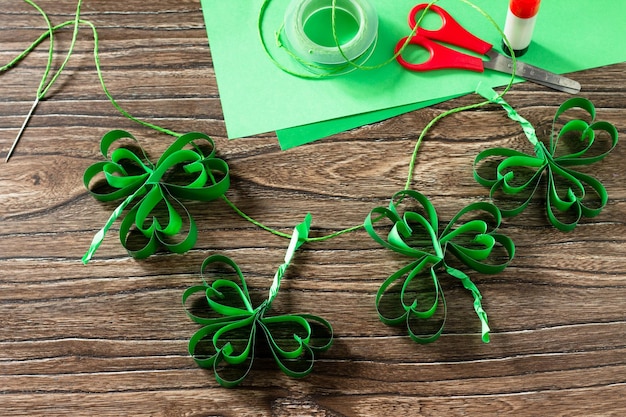 Foto garland st patricks day trifoglio artigianale da carta fatta a mano per bambini progetto artistico cucito