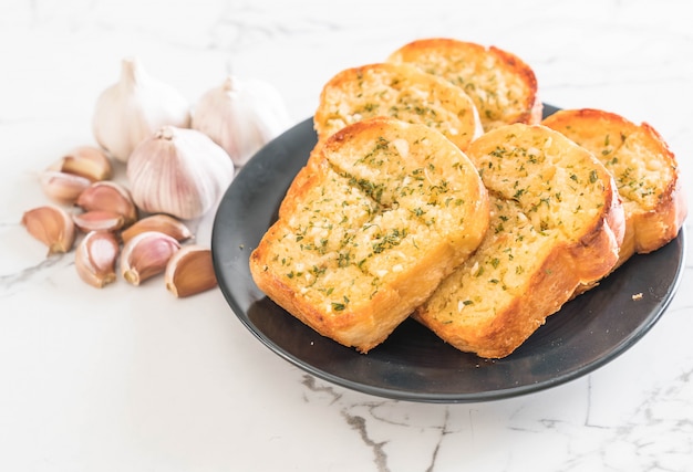 Photo garlic bread on plate