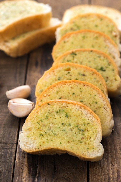 Photo garlic bread on wood