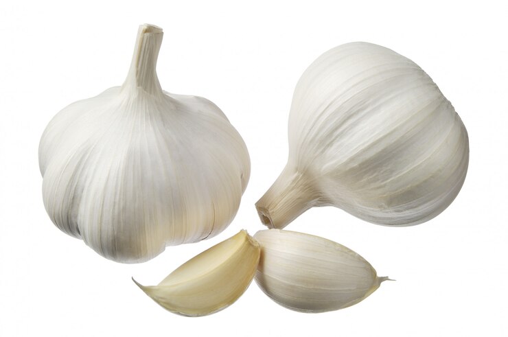 Photo garlic bulbs and garlic cloves isolated