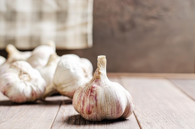 Bulbi d'aglio su uno sfondo di legno spazio di copia