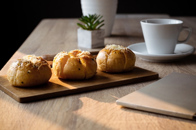 Photo garlic cheese bread yugjjog maneulppang is korean popular street food served on the table