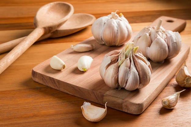 Spicchio d'aglio e bulbo su tavola in legno rustico