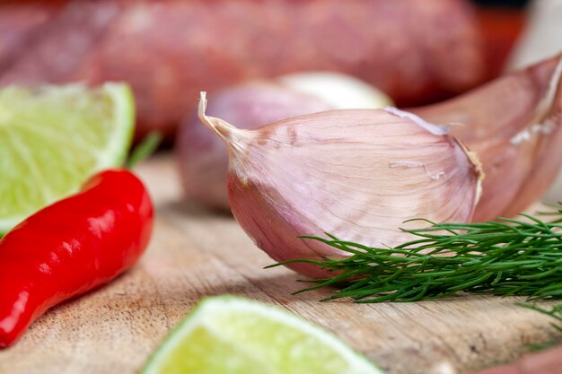 Foto spicchi d'aglio divisi in più parti su un tagliere