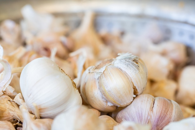 Photo garlic on the container