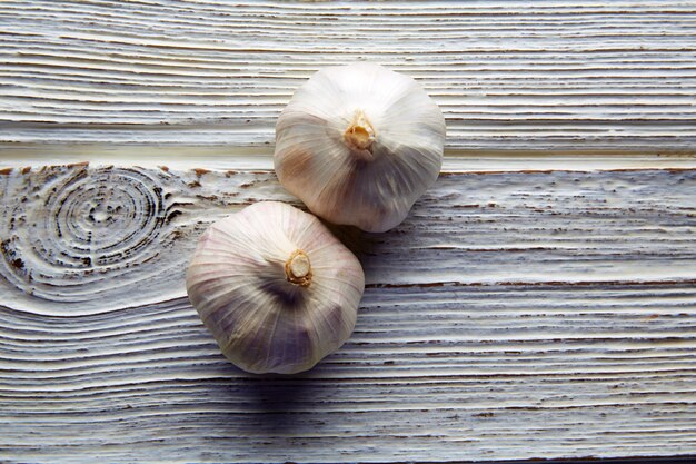 Aglio coppia due garlics su legno bianco