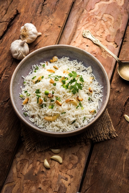 Basmati Rice와 Lahsun을 사용하는 마늘 볶음밥 또는 Pulav, 변덕스러운 배경 위에 Dal Tadka와 함께 제공, 선택적 초점