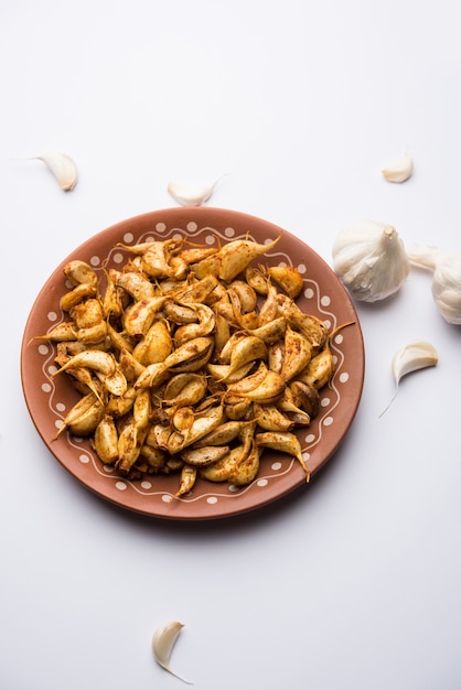 Garlic Fry or Tala Hua Lahsun in hindi, is a popular side dish or snacks from maharashtra, India