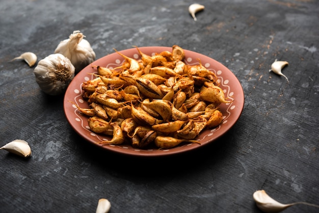 Garlic Fry or Tala Hua Lahsun in hindi, is a popular side dish or snacks from maharashtra, India