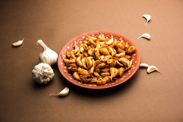 Garlic Fry or Tala Hua Lahsun in hindi, is a popular side dish or snacks from maharashtra, India