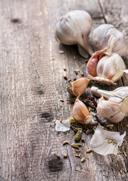 Photo garlic on old wooden background