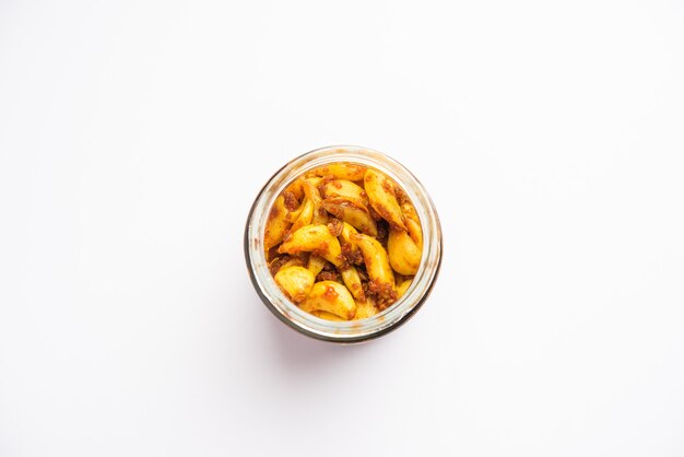 ラースンを使って作ったガーリックピクルスまたはベルトゥリアチャーは、インドで最も望まれ、簡単に調理できるおかずの1つです。
