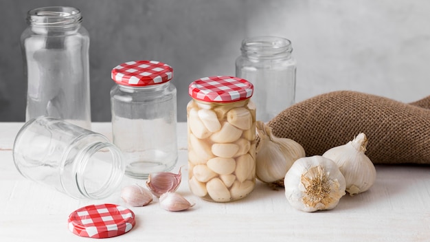 Photo garlic preserved in glass jars