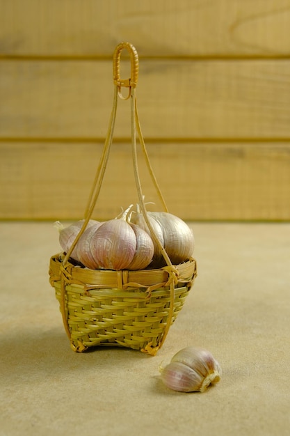 ブラウン色の背景のラッタンバスケットのニンニク Bawang putih