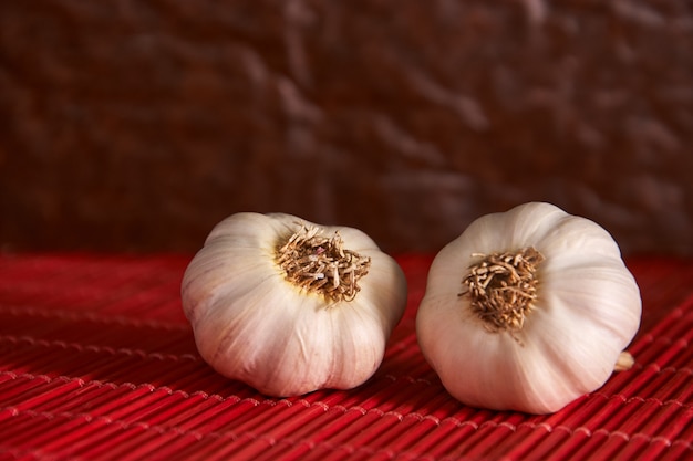 Photo garlic on a red style background