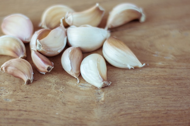 Photo garlic on wood background