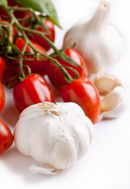 Photo garlics with tomatoes