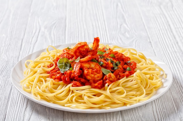 Garnalen alla Marinara met pasta op plaat