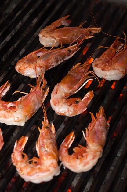 Garnalen bakken op de grill op open vuur