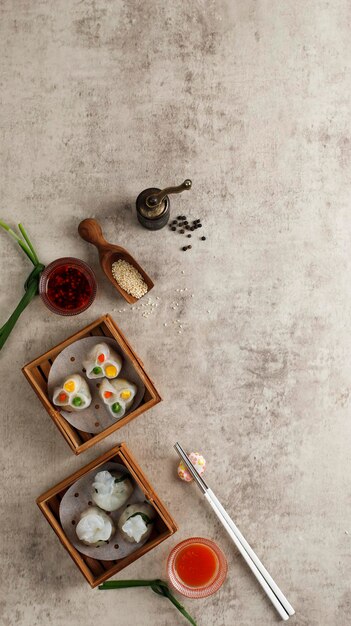 Garnalen chinese gestoomde knoedel (dim sum) met saus dimsum is een traditioneel chinees voedsel, kopieer ruimte voor tekst