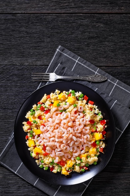 Garnalen en gierstpilaf met mango en groenten