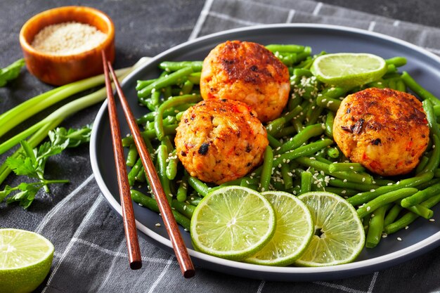 Garnalen- en krabkoekjes op een bord met sperziebonen