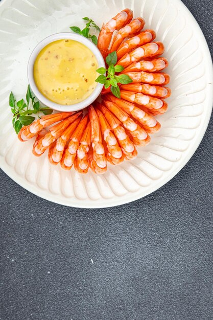 garnalen gepelde garnalen klaar om te eten verse zeevruchten gezonde maaltijd voedsel snack op tafel kopie ruimte