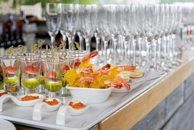 Garnalen gewikkeld in noedels gefrituurde thaise snack een mooie tafel met catering Voorgerechten kaviaar