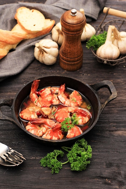 Garnalen in knoflookolie, Gambas Al Ajillo op gietijzeren pan