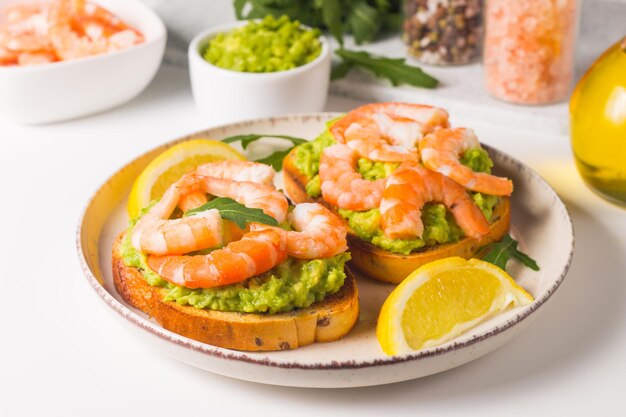 Garnalen op toast met avocado en citroen Garnalen Ontbijtconcept Bruschetta