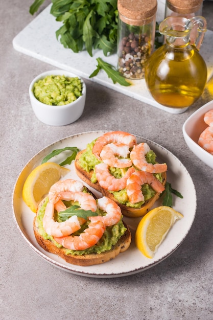 Garnalen op toast met avocado en citroen Ontbijtconcept Bruschetta